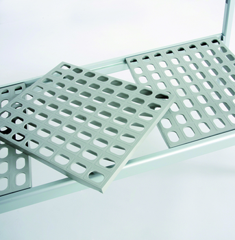 NIVEAUX AVEC ETAGERES A CLAYETTES EN POLY.